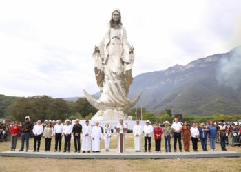 Entregan Américo Villareal y esposa escultura de la Virgen de la Misericordia en El Chorrito, Hidalgo
