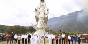 Entregan Américo Villareal y esposa escultura de la Virgen de la Misericordia en El Chorrito, Hidalgo