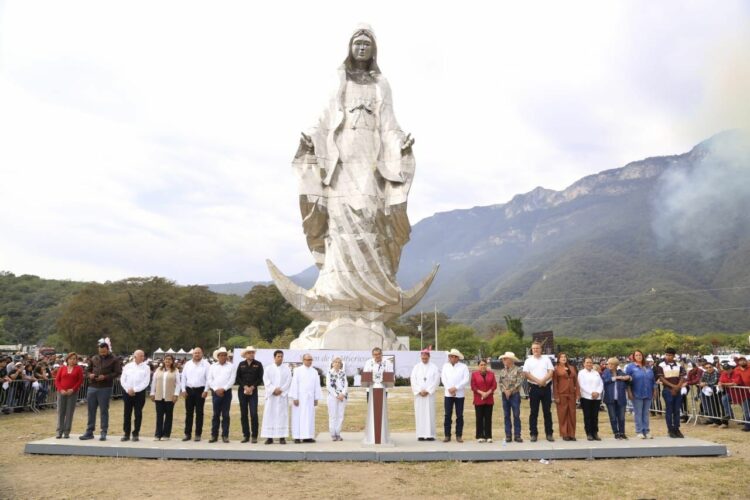 Entregan Américo Villareal y esposa escultura de la Virgen de la Misericordia en El Chorrito, Hidalgo