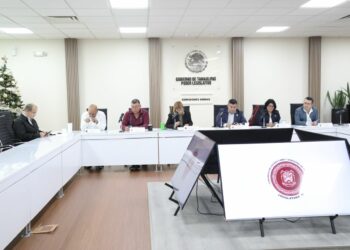 Integrantes de la Comisión de Finanzas del Congreso aprueban paquete fiscal 2026.