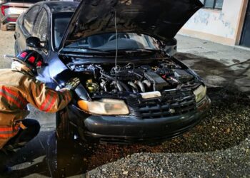 Bomberos sofocan incendio de un auto en la Col. Periodistas