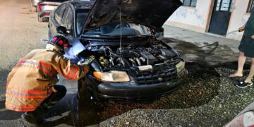 Bomberos sofocan incendio de un auto en la Col. Periodistas