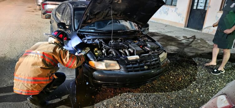 Bomberos sofocan incendio de un auto en la Col. Periodistas