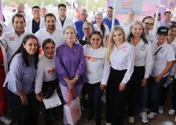 Apapachan Américo y María a las familias de Higuerillas con la Brigada Navideña Transformando Familias