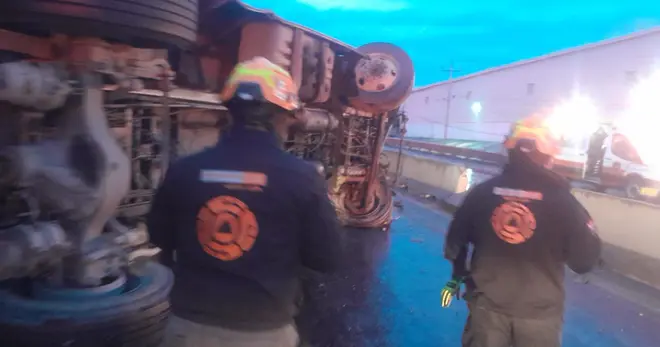 Volcadura de camión de transporte público deja 8 pasajeros muertos en Apodaca, Nuevo León