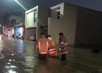 Lluvias destapan baches y evidencian pésimo drenaje pluvial en Victoria; caos vial e inundaciones