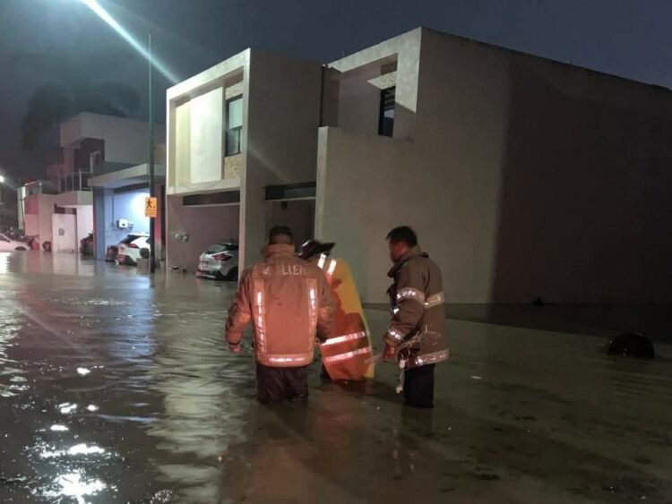 Lluvias destapan baches y evidencian pésimo drenaje pluvial en Victoria; caos vial e inundaciones