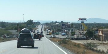 Escolta Guardia Estatal caravana de 250 vehículos de paisanos en la Carretera Federal 101