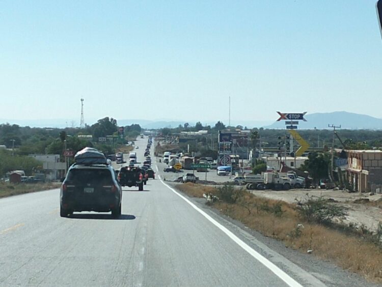 Escolta Guardia Estatal caravana de 250 vehículos de paisanos en la Carretera Federal 101
