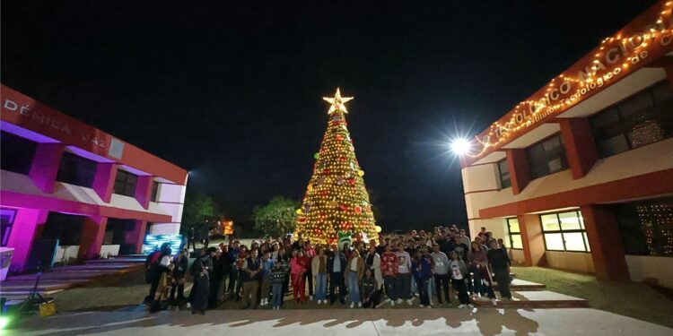 Tec Victoria realiza el tradicional encendido del Pino