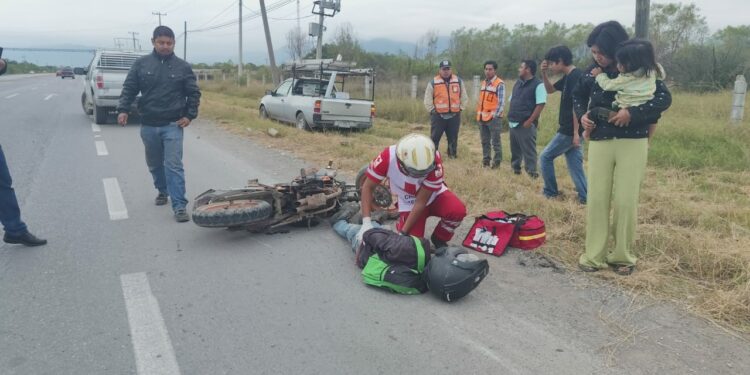 Motociclista sufre accidente en carretera a Matamoros