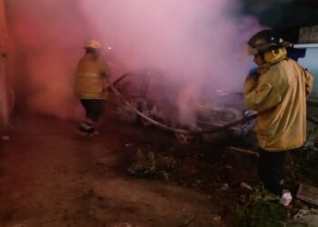 Fuego consume automóvil en Cd. Victoria; bomberos controlan incendio pero fue pérdida total