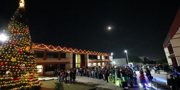 Tec Victoria realiza el tradicional encendido del Pino