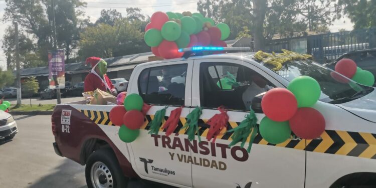 Tránsito regala juguetes a niños enfermos