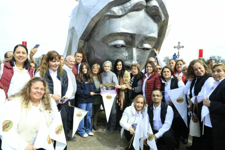 Entrega María de Villarreal las pupilas de la Virgen de la Misericordia de “El Chorrito”