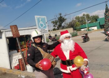 Tránsito regala juguetes a niños enfermos