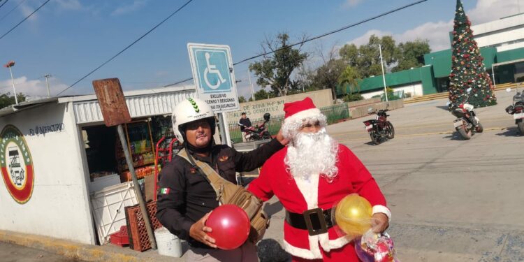 Tránsito regala juguetes a niños enfermos