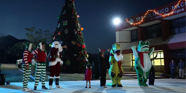 Tec Victoria realiza el tradicional encendido del Pino