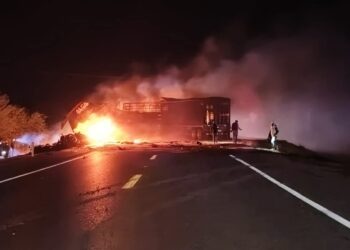Chocan tráileres y operadores mueren calcinados