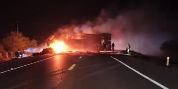 Chocan tráileres y operadores mueren calcinados