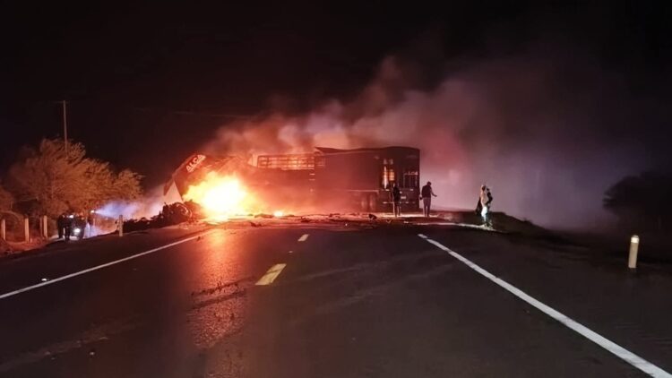 Chocan tráileres y operadores mueren calcinados