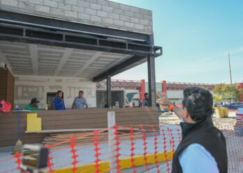 Saluda Gattás con “sombrero ajeno”, supervisa obra privada en Central de Autobuses de Victoria