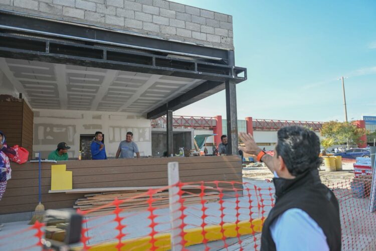 Saluda Gattás con “sombrero ajeno”, supervisa obra privada en Central de Autobuses de Victoria