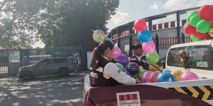 Tránsito regala juguetes a niños enfermos