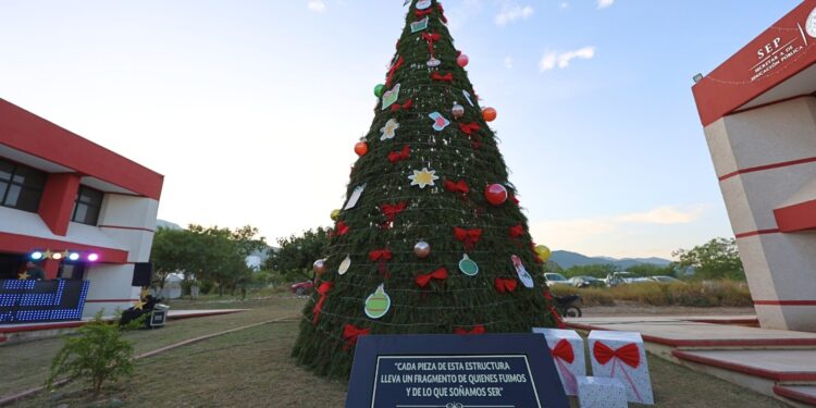 Tec Victoria realiza el tradicional encendido del Pino