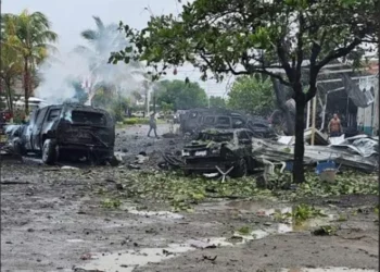 Explota afuera de estación de policía coche bomba en Coahuayana, Michoacán