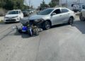 Automovilista arrolla a un motociclista en Avenida del Valle
