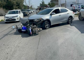Automovilista arrolla a un motociclista en Avenida del Valle