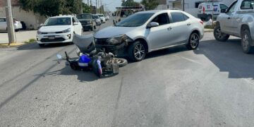 Automovilista arrolla a un motociclista en Avenida del Valle