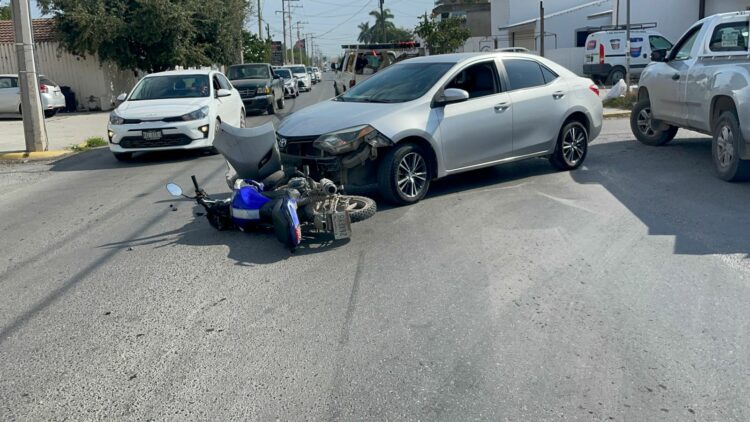 Automovilista arrolla a un motociclista en Avenida del Valle