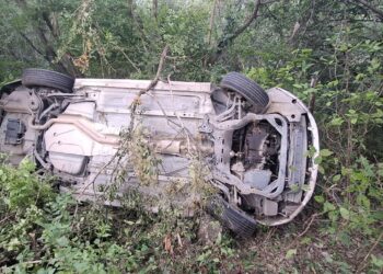 Vuelca auto en la vieja carretera de Cd. Victoria a Tula
