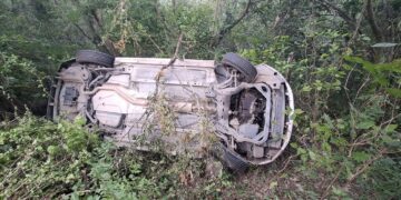 Vuelca auto en la vieja carretera de Cd. Victoria a Tula