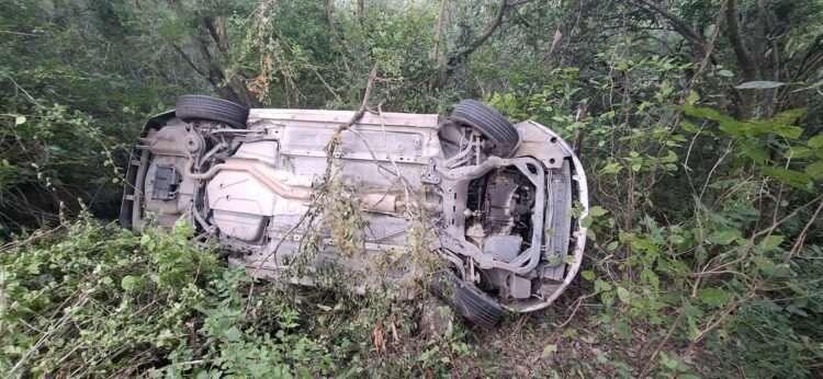 Vuelca auto en la vieja carretera de Cd. Victoria a Tula