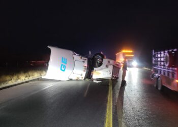Vuelca tráiler y bloquea parcialmente carretera Victoria-Tula