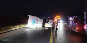 Vuelca tráiler y bloquea parcialmente carretera Victoria-Tula