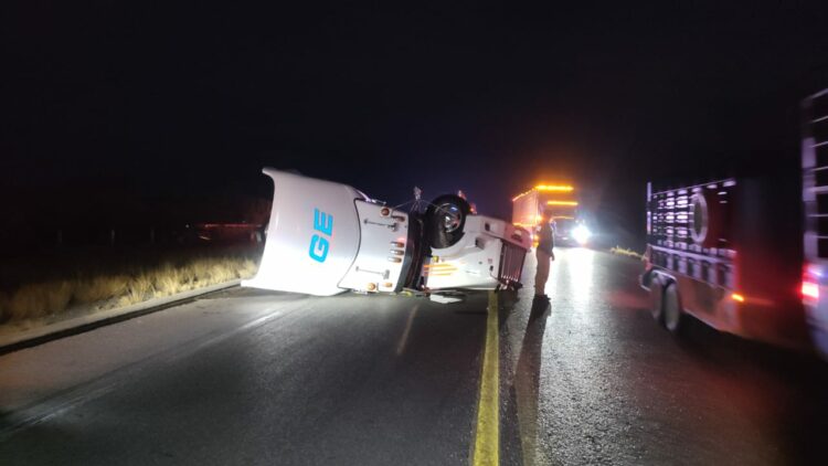 Vuelca tráiler y bloquea parcialmente carretera Victoria-Tula