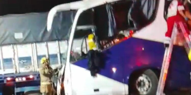 Trágico accidente en carretera Zaragoza deja 2 muertos y 35 heridos