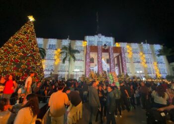 Encabezan gobernador Américo Villarreal y esposa el tradicional encendido del pino navideño