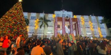 Encabezan gobernador Américo Villarreal y esposa el tradicional encendido del pino navideño