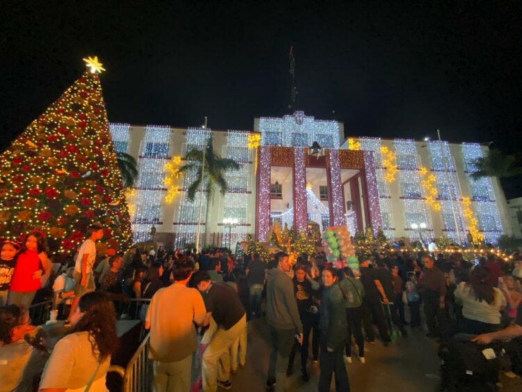 Encabezan gobernador Américo Villarreal y esposa el tradicional encendido del pino navideño