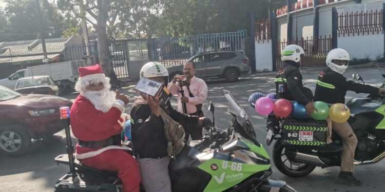 Tránsito regala juguetes a niños enfermos