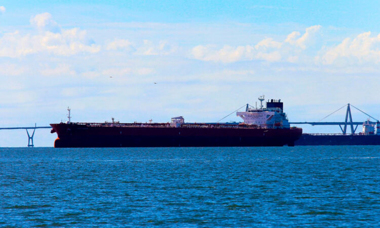 Trump ordena bloqueo total a petroleros venezolanos