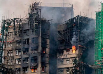 Hong Kong investiga irregularidades tras incendio