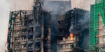Hong Kong investiga irregularidades tras incendio