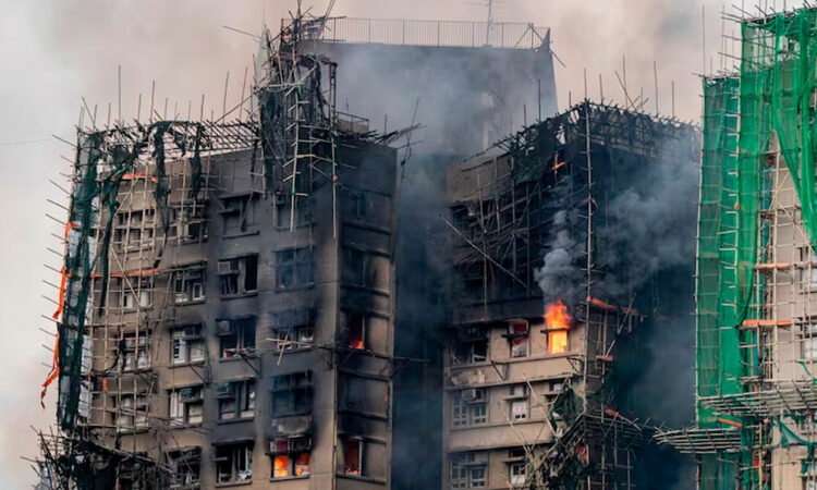Hong Kong investiga irregularidades tras incendio