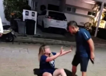 Exhiben a “Juez del Bienestar” amenazando a mujer con arma de fuego en Cancún